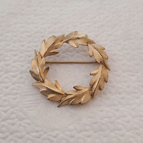Yellow gold Tone wreath pin - Picture 1 of 2